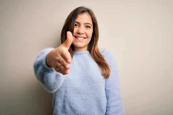 Mooie Jonge Vrouw Dragen Casual Winter Trui Staan Geïsoleerde Achtergrond — Stockfoto