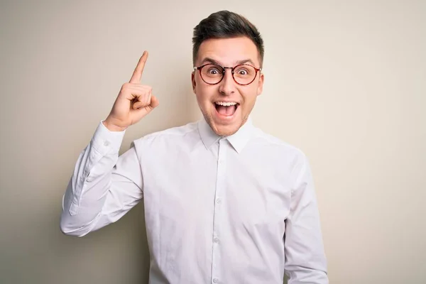 Jovem Mas Bonito Negócio Vestindo Óculos Camisa Elegante Sobre Fundo — Fotografia de Stock