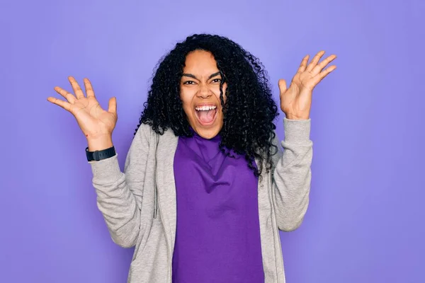 Jovem Afro Americana Desportiva Mulher Vestindo Camisola Casual Sobre Fundo — Fotografia de Stock