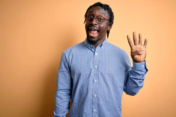 Fiatal Jóképű Afro Amerikai Férfi Inget Szemüveget Visel Sárga Háttér — Stock Fotó