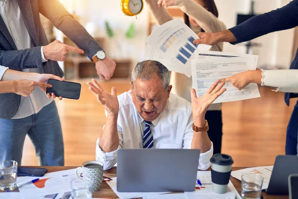 Grupo Empresários Que Trabalham Conjunto Parceiros Salientando Deles Escritório — Fotografia de Stock