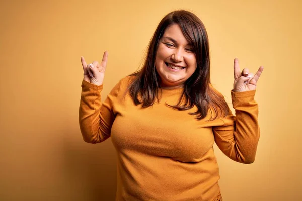 Mooie Brunette Size Vrouw Dragen Casual Trui Geïsoleerde Gele Achtergrond — Stockfoto