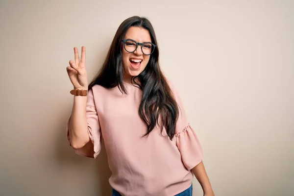 Jovem Morena Elegante Mulher Usando Óculos Sobre Fundo Isolado Sorrindo — Fotografia de Stock