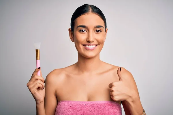 Jovem Bela Mulher Morena Vestindo Toalha Após Chuveiro Aplicando Cosméticos — Fotografia de Stock