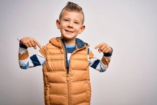 Ung Liten Kaukasisk Unge Med Blå Ögon Stående Bär Vinterrock — Stockfoto