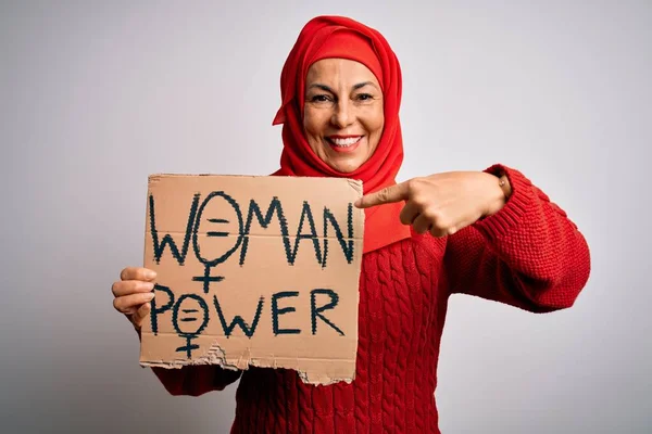 Kobieta Średnim Wieku Muzułmańskim Hidżabie Prosi Prawa Kobiet Trzymając Sztandar — Zdjęcie stockowe