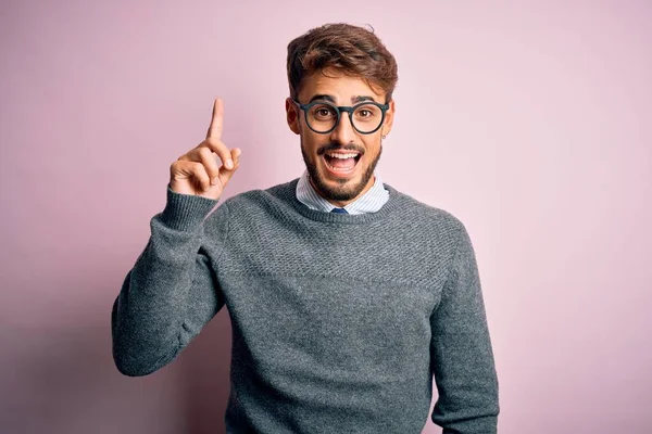 Homem Bonito Jovem Com Barba Vestindo Óculos Suéter Sobre Fundo — Fotografia de Stock