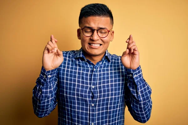 Homem Latino Bonito Jovem Vestindo Camisa Casual Óculos Sobre Fundo — Fotografia de Stock