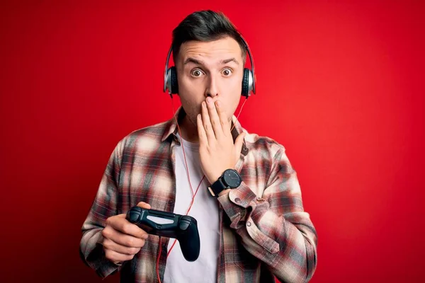 Jovem Homem Bonito Jogador Caucasiano Jogando Videogames Usando Console Joystick — Fotografia de Stock