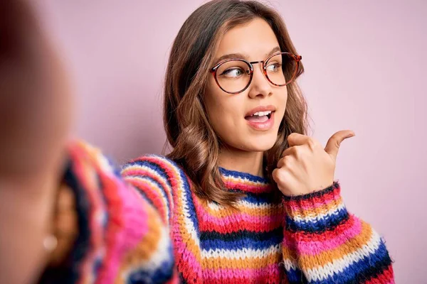 Menina Loira Jovem Usando Óculos Tirando Uma Foto Selfie Mesma — Fotografia de Stock