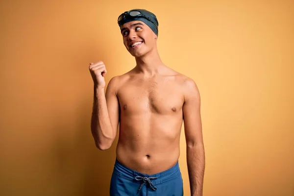 Genç Yakışıklı Mayosuz Yüzme Şapkalı Izole Edilmiş Sarı Arka Planda — Stok fotoğraf