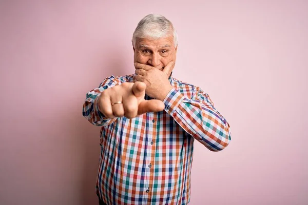 Anziano Bello Hoary Uomo Indossa Casual Camicia Colorata Isolato Sfondo — Foto Stock