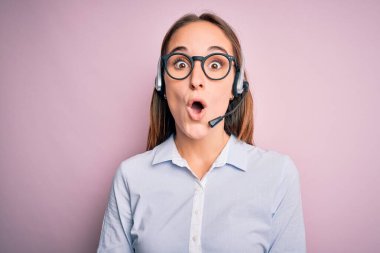 Genç, güzel çağrı merkezi ajanı, gözlüklü, kulaklık takan, korkmuş ve şok olmuş bir kadın..