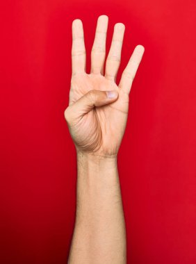 Dört parmağını gösteren güzel bir adam.