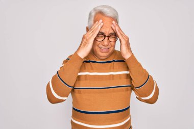 Orta yaşlı, gri saçlı, gözlük takan yakışıklı bir adam ve stresten dolayı başı ağrıyan sıradan çizgili bir kazak. Migren ağrısı..