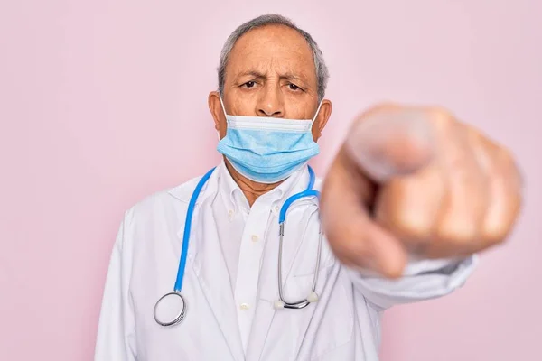 Senior Hoary Doctor Hombre Con Máscara Médica Estetoscopio Sobre Fondo — Foto de Stock