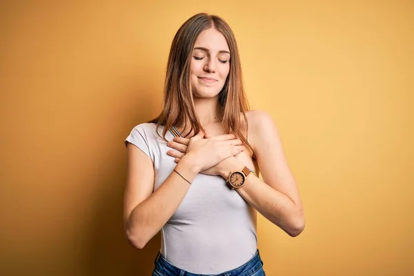 Jonge Mooie Roodharige Vrouw Draagt Casual Shirt Geïsoleerde Gele Achtergrond — Stockfoto