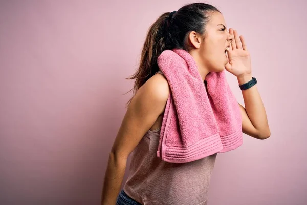 Young Beautiful Brunette Sportswoman Wearing Sportswear Towel Pink Background Shouting — Stock Photo, Image
