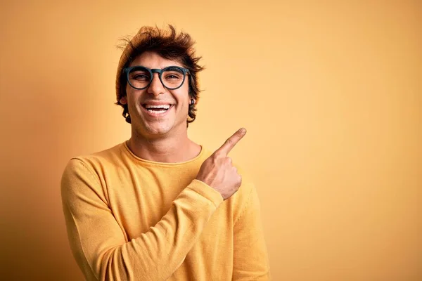 Genç Yakışıklı Bir Adam Günlük Tişört Gözlük Takıyor Sarı Arka — Stok fotoğraf
