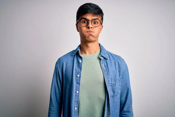 Mladý Pohledný Muž Neformální Košili Brýlích Izolovaném Bílém Pozadí Legračním — Stock fotografie