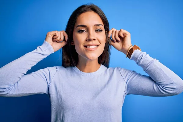 Giovane Bella Donna Bruna Indossa Maglione Casual Piedi Sfondo Blu — Foto Stock