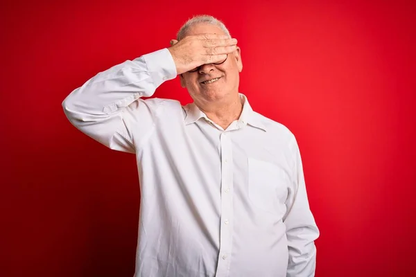 Medioevo Bell Uomo Hoary Indossa Camicia Casual Occhiali Sfondo Rosso — Foto Stock