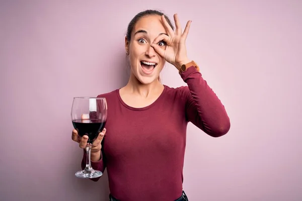 Giovane Bella Donna Che Beve Vetro Con Vino Rosso Sfondo — Foto Stock