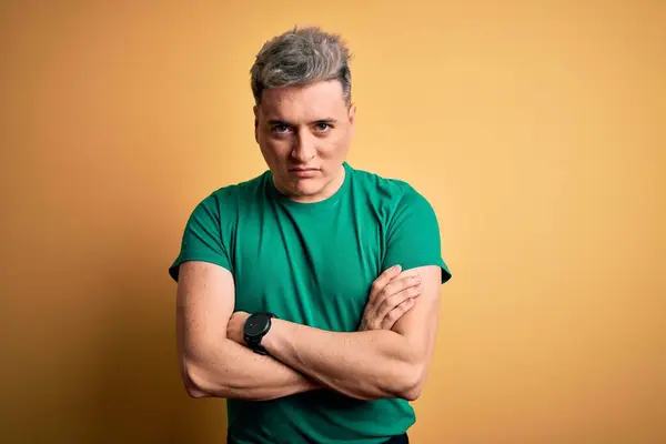 Ung Stilig Modern Man Bär Casual Grön Shirt Över Gul — Stockfoto