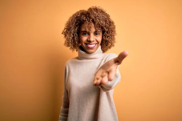 Ung Vacker Afrikansk Amerikansk Kvinna Bär Polotröja Över Gul Bakgrund — Stockfoto