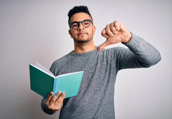 Joven Estudiante Inteligente Guapo Leyendo Libro Sobre Fondo Blanco Aislado —  Fotos de Stock