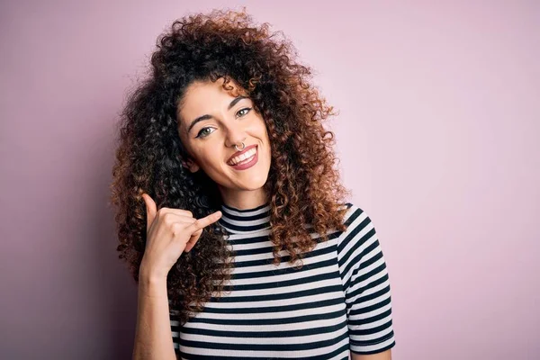 Mulher Bonita Nova Com Cabelo Encaracolado Piercing Vestindo Shirt Listrada — Fotografia de Stock