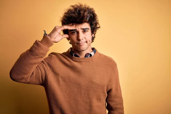 Homem Bonito Jovem Vestindo Camisa Casual Suéter Sobre Fundo Amarelo — Fotografia de Stock