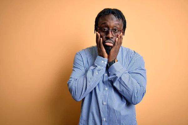 Joven Hombre Afroamericano Guapo Usando Camisa Gafas Sobre Fondo Amarillo — Foto de Stock