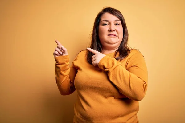 Beautiful Brunette Size Woman Wearing Casual Sweater Isolated Yellow Background — Stock Photo, Image