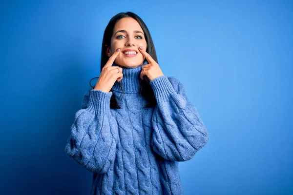 Jonge Brunette Vrouw Met Blauwe Ogen Dragen Casual Coltrui Glimlachen — Stockfoto