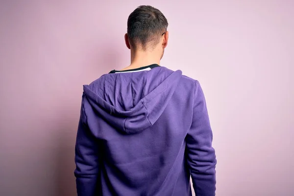 Jeune Bel Homme Portant Sweat Shirt Violet Des Lunettes Debout — Photo