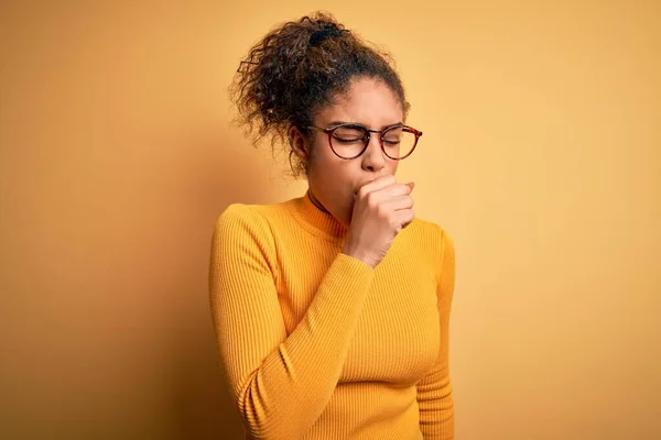 Joven Chica Afroamericana Hermosa Con Suéter Gafas Sobre Fondo Amarillo — Foto de Stock