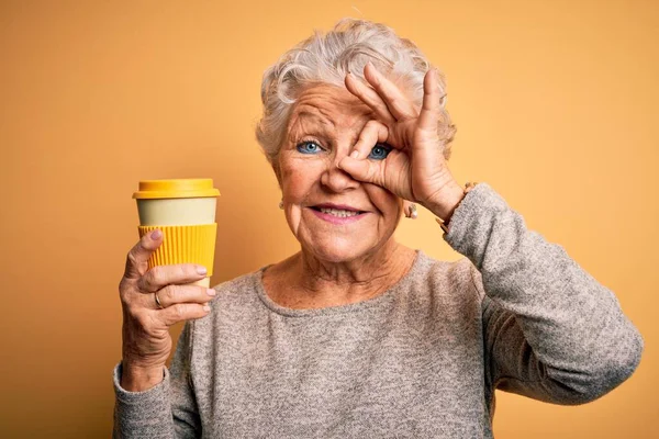 Ältere Schöne Frau Trinkt Tasse Kaffee Steht Über Isolierten Gelben — Stockfoto