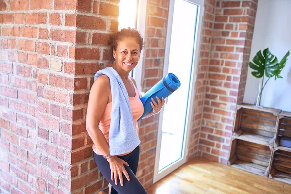 Mujer Deportiva Hermosa Mediana Edad Sonriendo Feliz Confiado Pie Con —  Fotos de Stock