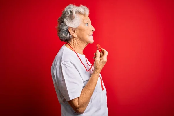 Senior Krásná Šedovlasá Plavčík Žena Sobě Tričko Červeným Křížem Pomocí — Stock fotografie