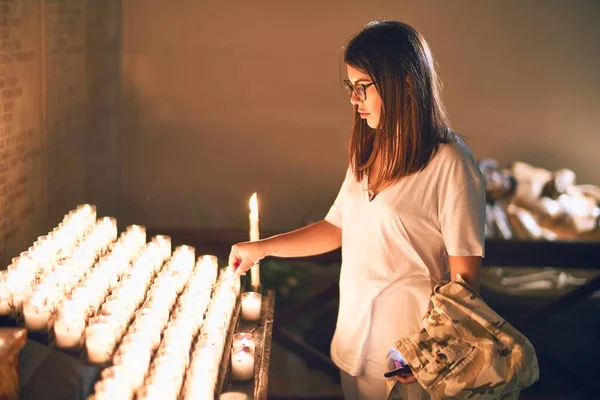 Jovem Bela Mulher Acendendo Velas Igreja — Fotografia de Stock