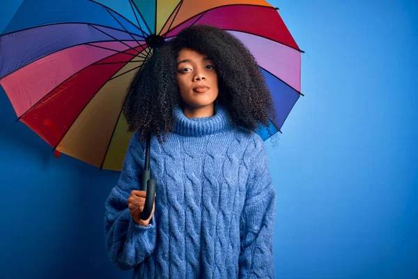 Jonge Afrikaans Amerikaanse Vrouw Met Afro Haar Onder Kleurrijke Paraplu — Stockfoto