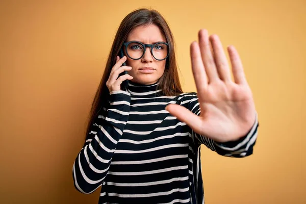 Fiatal Gyönyörű Kék Szemek Beszélgetnek Okostelefon Nyitott Kézzel Csinál Stop — Stock Fotó