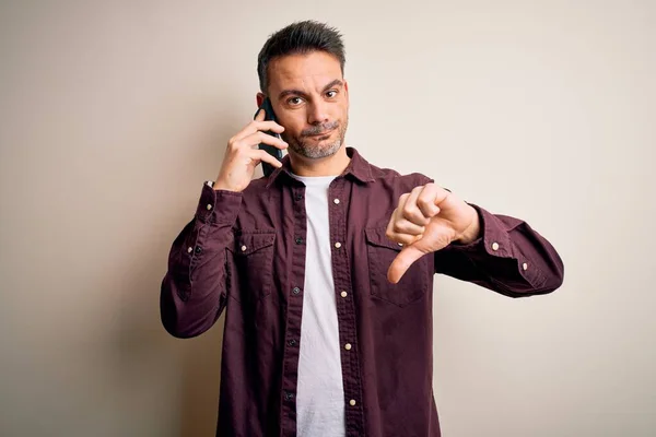 Ung Stilig Man Som Har Samtal Talar Smartphone Över Vit — Stockfoto