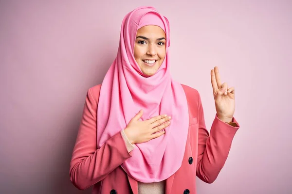 Menina Bonita Nova Vestindo Hijab Muçulmano Sobre Fundo Rosa Isolado — Fotografia de Stock