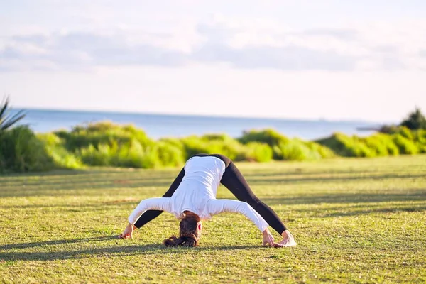 Giovane Bella Sportwoman Praticare Yoga Allenatore Che Insegna Posture Parco — Foto Stock