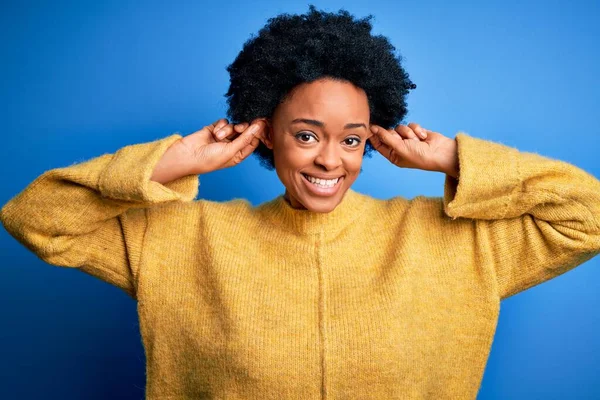 Jonge Mooie Afro Amerikaanse Afro Vrouw Met Krullend Haar Gele — Stockfoto