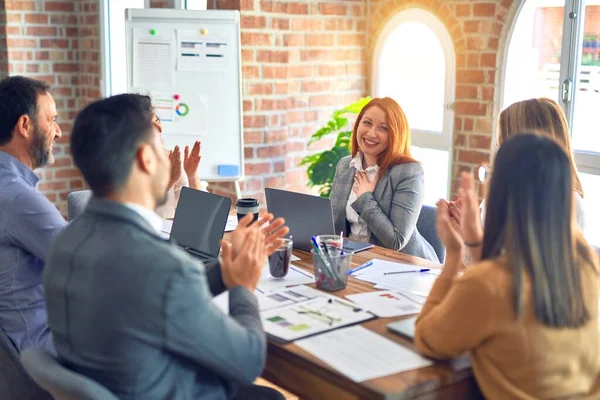 Gruppo Imprenditori Sorridenti Felici Fiduciosi Lavorare Insieme Con Sorriso Sul — Foto Stock