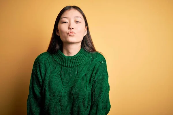 Giovane Bella Donna Asiatica Che Indossa Maglione Verde Inverno Sfondo — Foto Stock