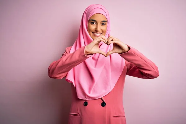 Молодая Красивая Брюнетка Бизнесвумен Розовом Мусульманском Хиджабе Деловой Куртке Улыбаясь — стоковое фото